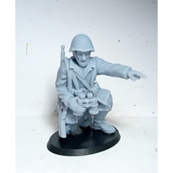 1/32 Greek Soldier with pair of binoculars WWII